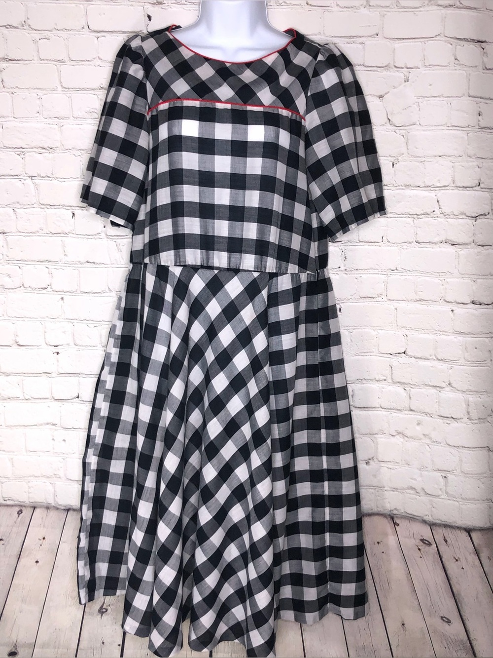 Vintage Jean Leslie Black White Dress Red Piping Trim Size 10, No Belt  0014